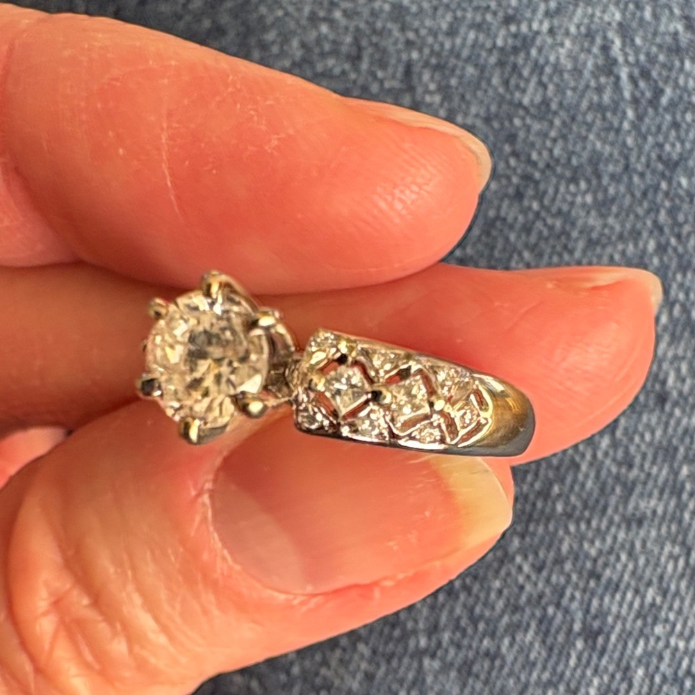 NWOT! Elegant Solid 14K white Gold Diamond Ring!